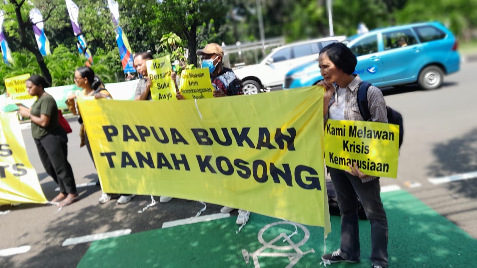 Siaran Pers Koalisi Selamatkan Hutan Adat Papua – Suku Awyu dan Moi Gelar Aksi Damai di Mahkamah Agung, Serukan Penyelamatan Hutan Adat Papua